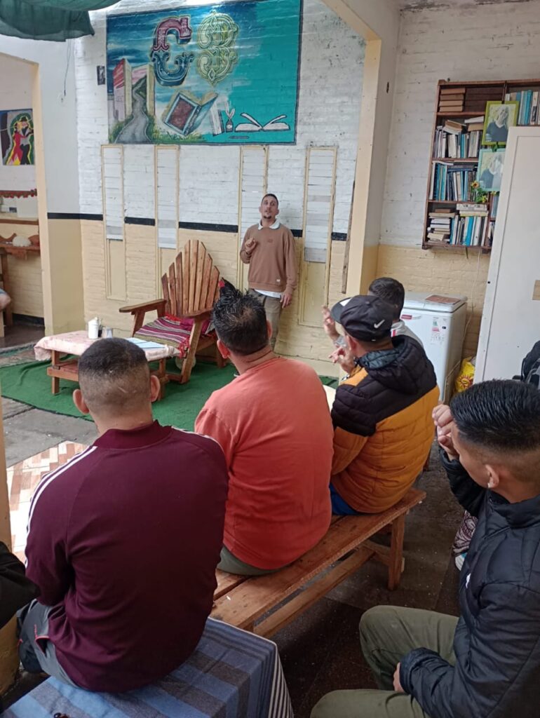 Hernández continuando el curso de lengua de señas en contextos de encierro.
