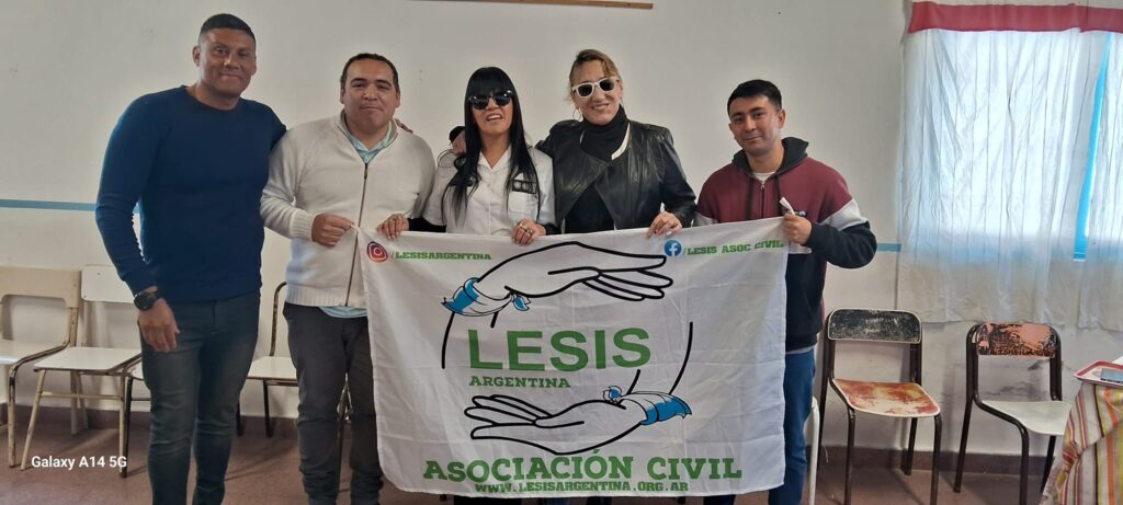 Director Lesis con Bandera