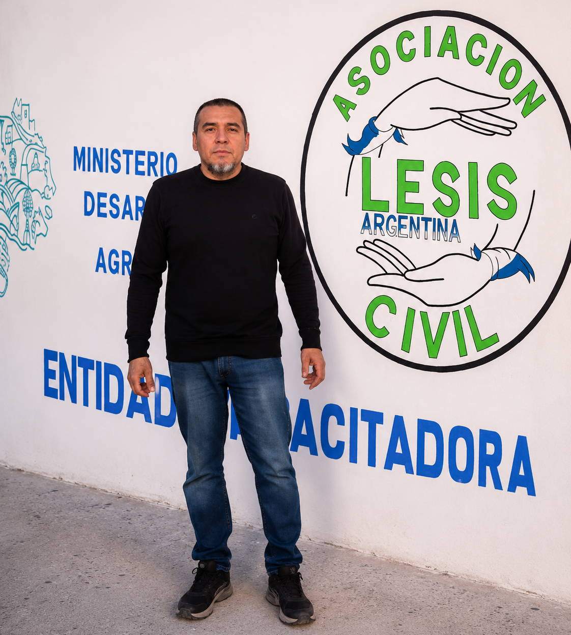 Mural institucional de LESIS Argentina con el logo de la asociación civil y la leyenda "Entidad Capacitadora Nº 641" en la fachada