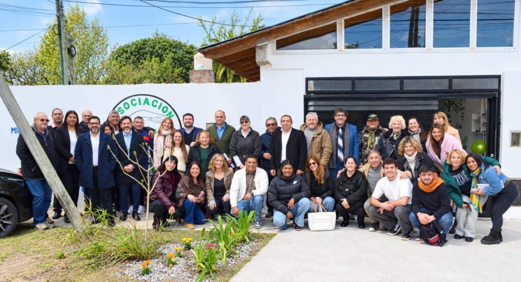 Comunidad, autoridades y equipo de LESIS Argentina reunidos en la inauguración del Aula Dr. Roberto Conti en Plátanos, Berazategui.