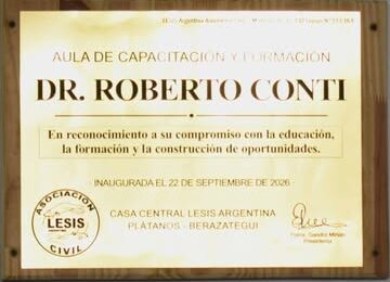 Placa oficial del Aula de Capacitación y Formación Dr. Roberto Conti, inaugurada el 22 de septiembre de 2026 en Plátanos, Berazategui.