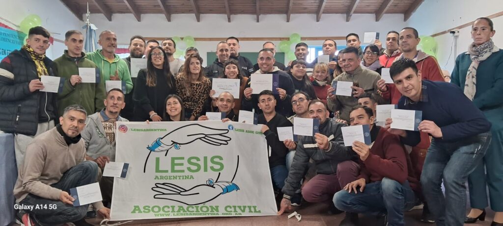 Entrega de diplomas del curso de Promotores de Salud por el Ministerio de Salud de Provincia y Nación en la Asociación Civil LESIS Argentina